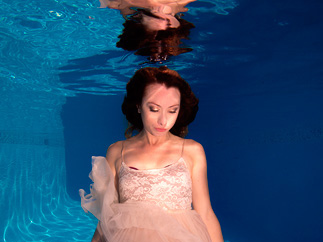 Very cut girl - diving moment